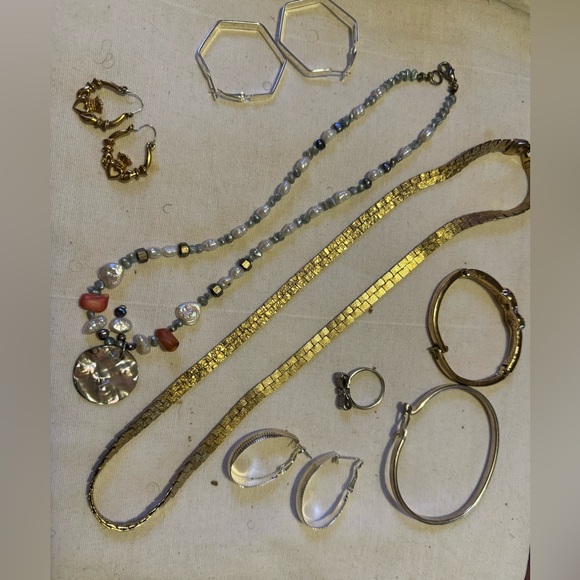 Variety of costume jewelry 2 necklaces3 sets of earrings2 bracelets and one ring - Picture 2 of 4